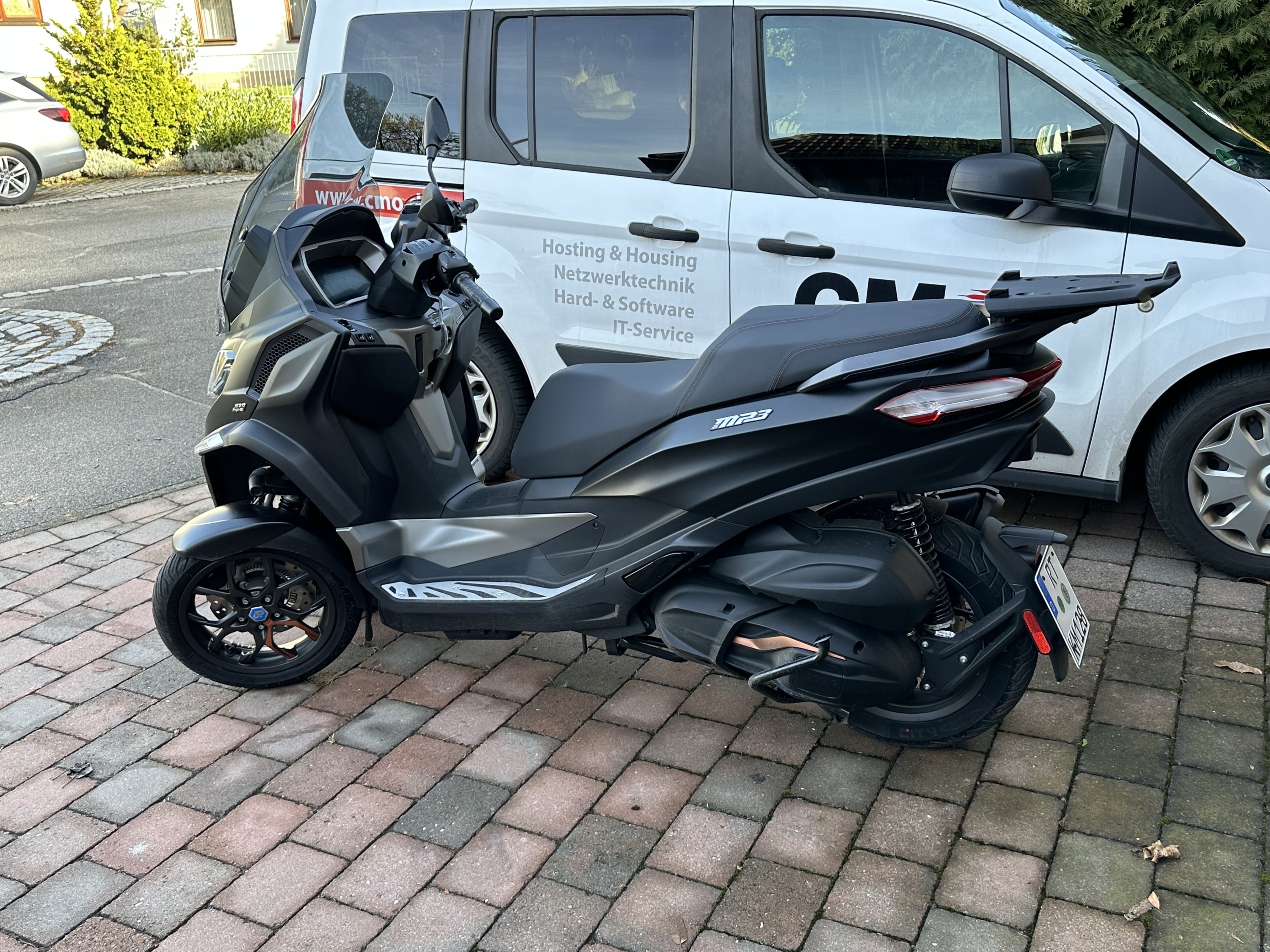 Meine Piaggio MP3 530 HPE von der Seite :-)